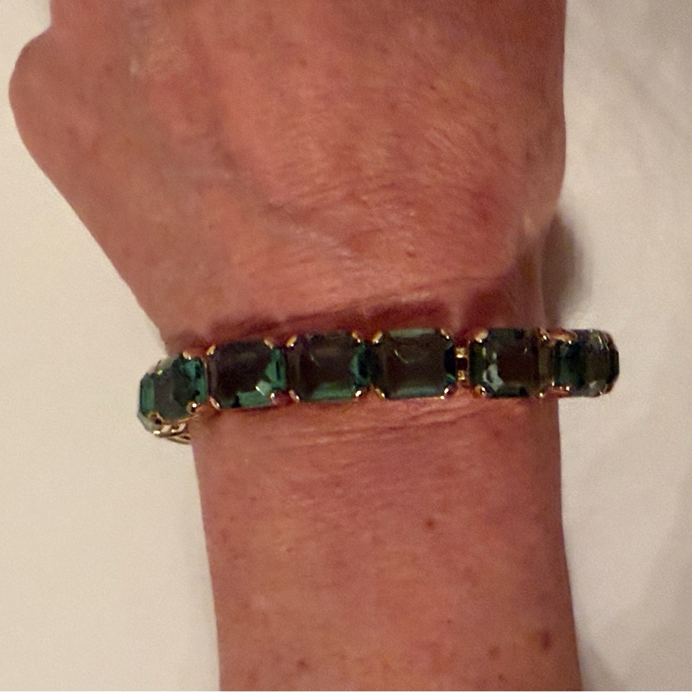 MONET BRACELET GREEN FACETED GLASS GOLD TONE SETTING 7.5” STUNNING - Picture 3 of 13